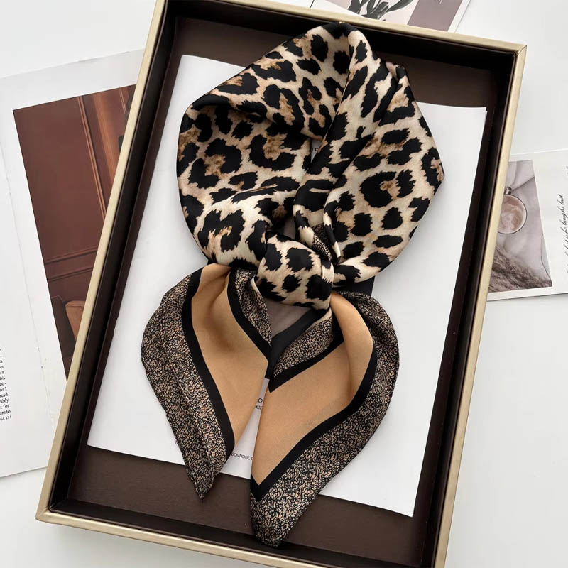 Ascot Neck Scarf - الفاخرة ليوبارد طباعة الإناث الساتان وشاح