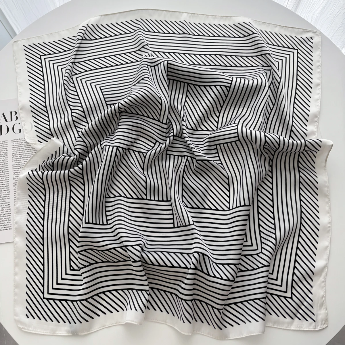 وشاح مربع مطبوع عليه زهور، أوش - مراجعة Ascot Neck Scarf وسعره