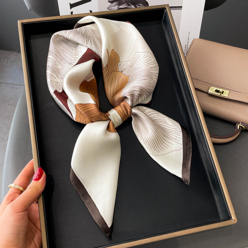 وشاح حريري مطبوع بتصميم للنساء - مراجعة Ascot Neck Scarf وسعره